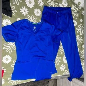 Size M royal blue scrub set!💙